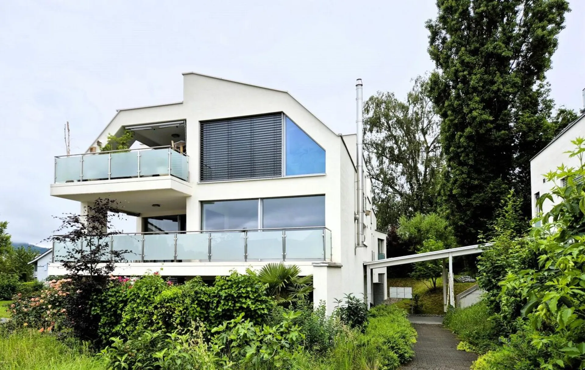 Exklusive 4 1/2-Zimmer Wohnung mit vielen Vorzügen (Nichtraucher erwünscht)