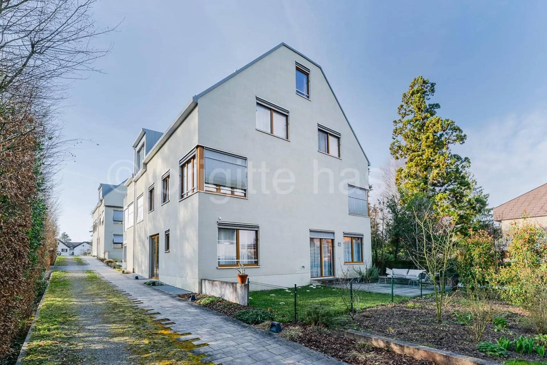 Grosszügige Eigentumswohnung mit ca. 106 qm eigenem Gartenanteil  an ruhiger und begrünter Lage