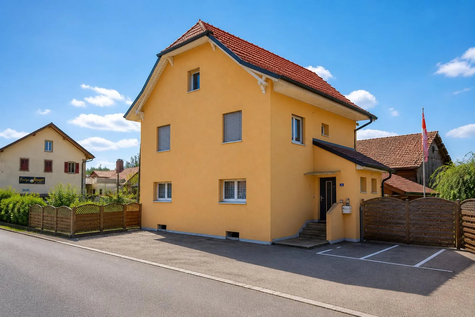 Maison rénovée 150 m² + 2 garages (162 m²) | Chénens