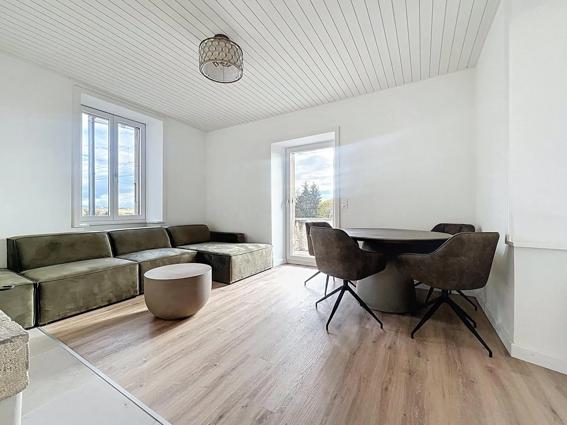 Coup de cœur garanti – villa rénovée avec terrasse et vue sur le lac !
