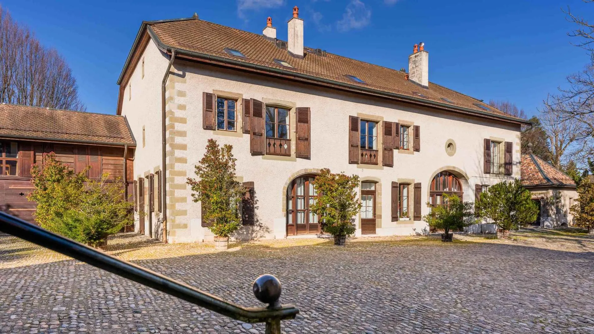 Triplex avec jardin sur la rive droite