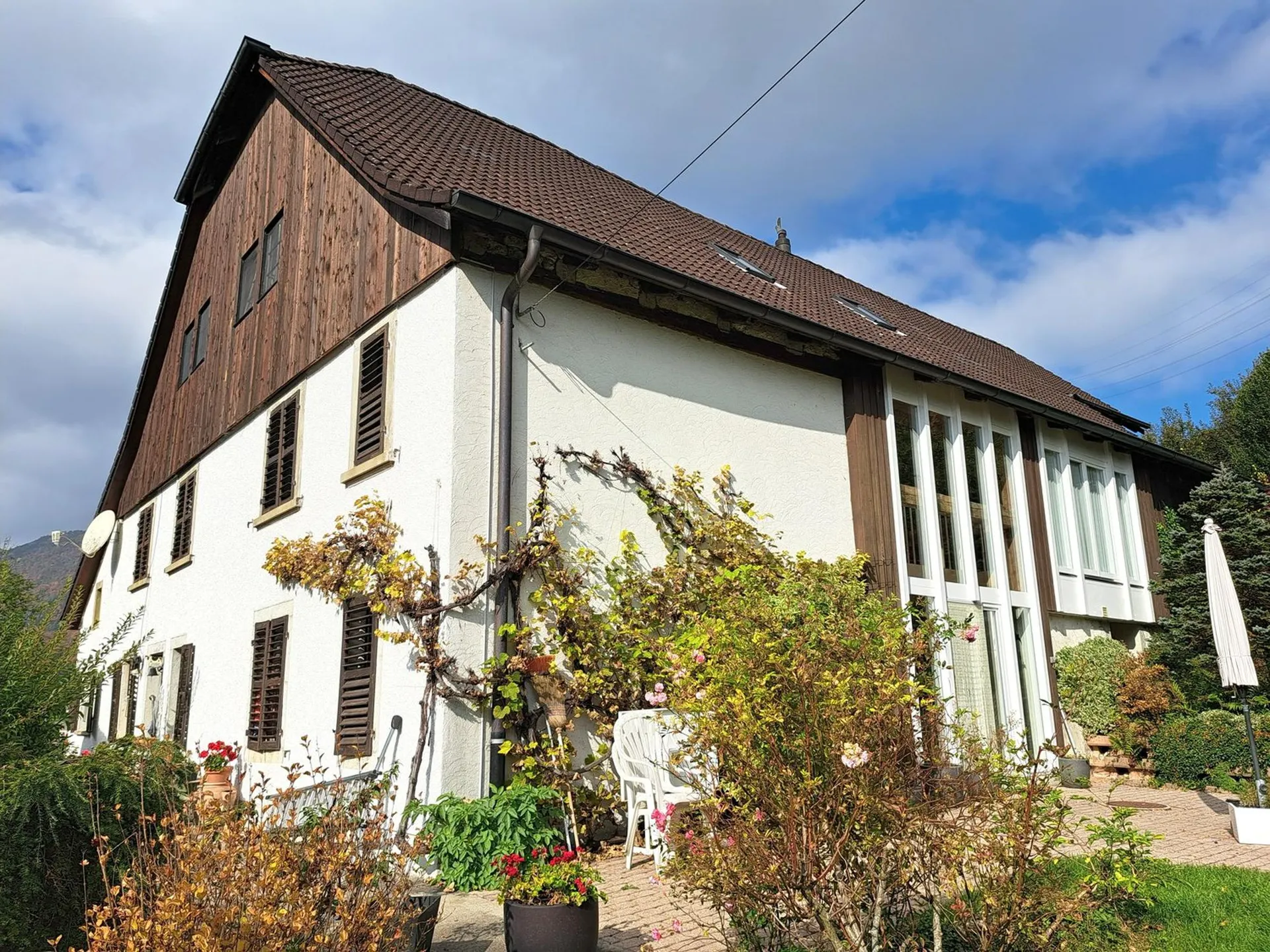 GROSSE BAISSE DU PRIX DE VENTE - Grandiose maison villageoise de 2 appart. sur une grande parcelle