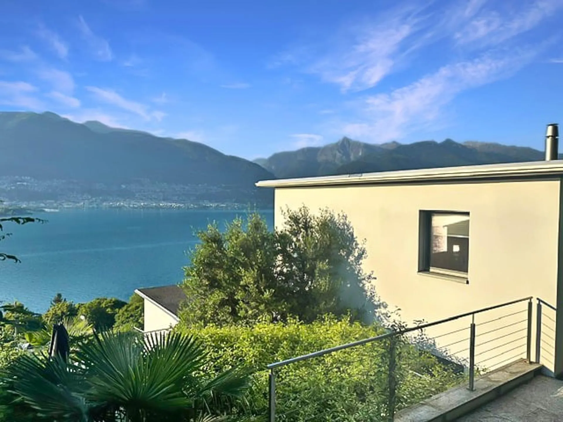 Elegantes Wohnhaus mit Seesicht und Terrasse