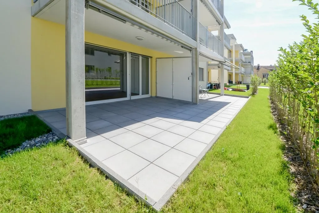 Moderne & helle Wohnung mit Gartensitzplatz