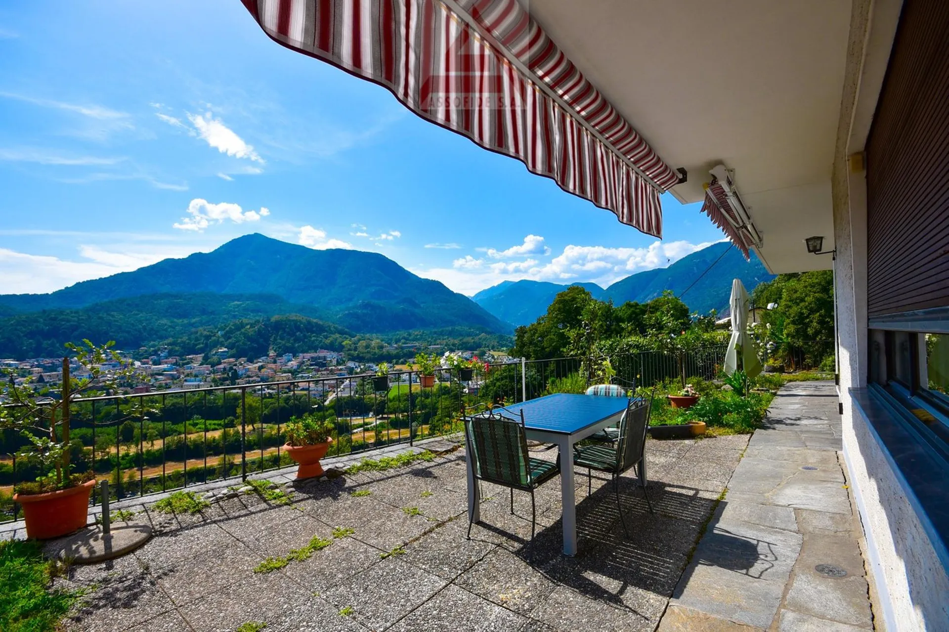 Moderne Zweifamilienhaus mit Sessicht und grosszügigen Terrassen