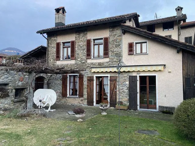 4 1/2-Zimmer-Tessinerhaus mit schönem Garten / casa di 4 1/2 locali...