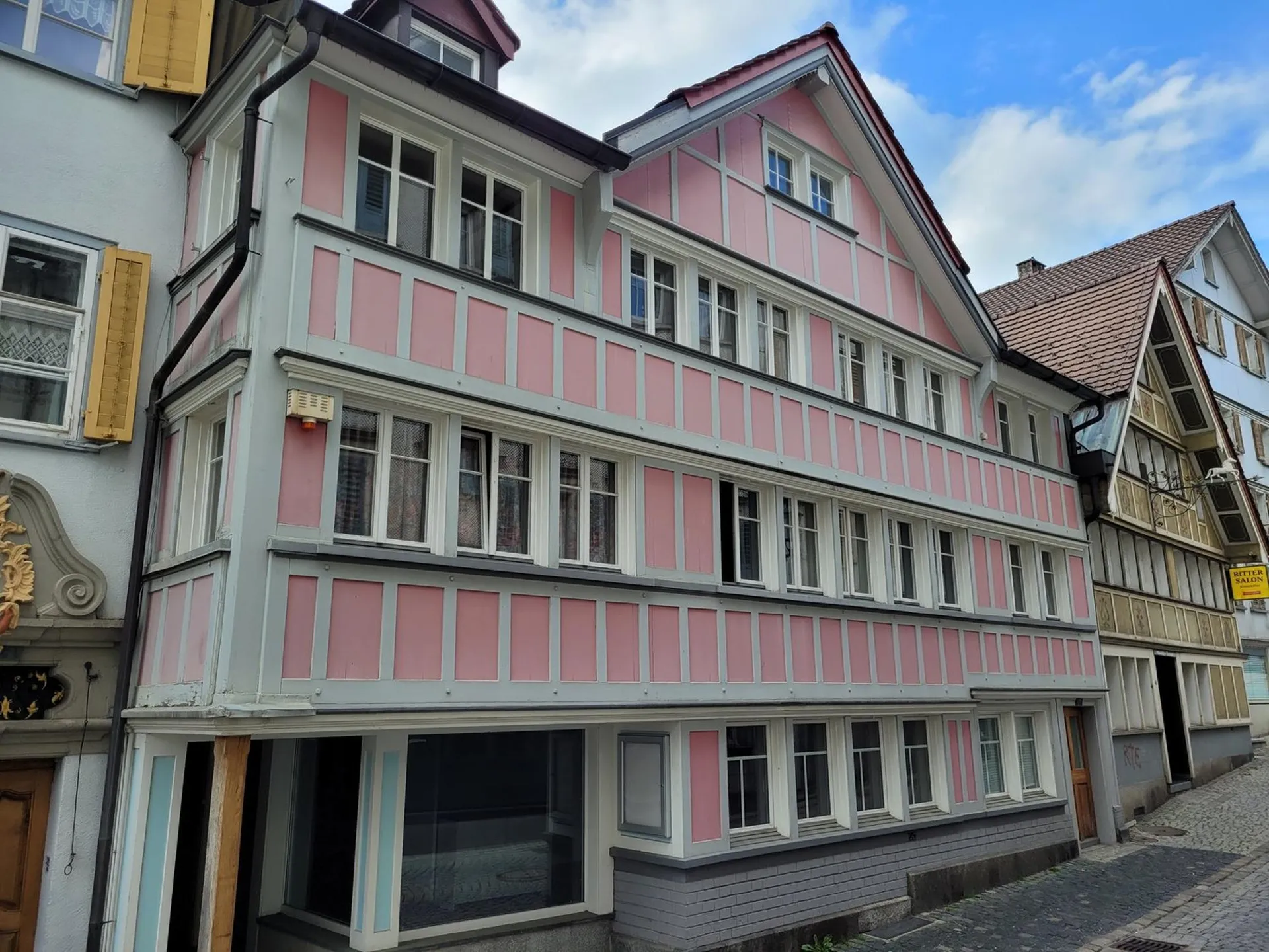 Erstvermietung - 4-Zimmer-Dachwohnung + Mansardenzimmer