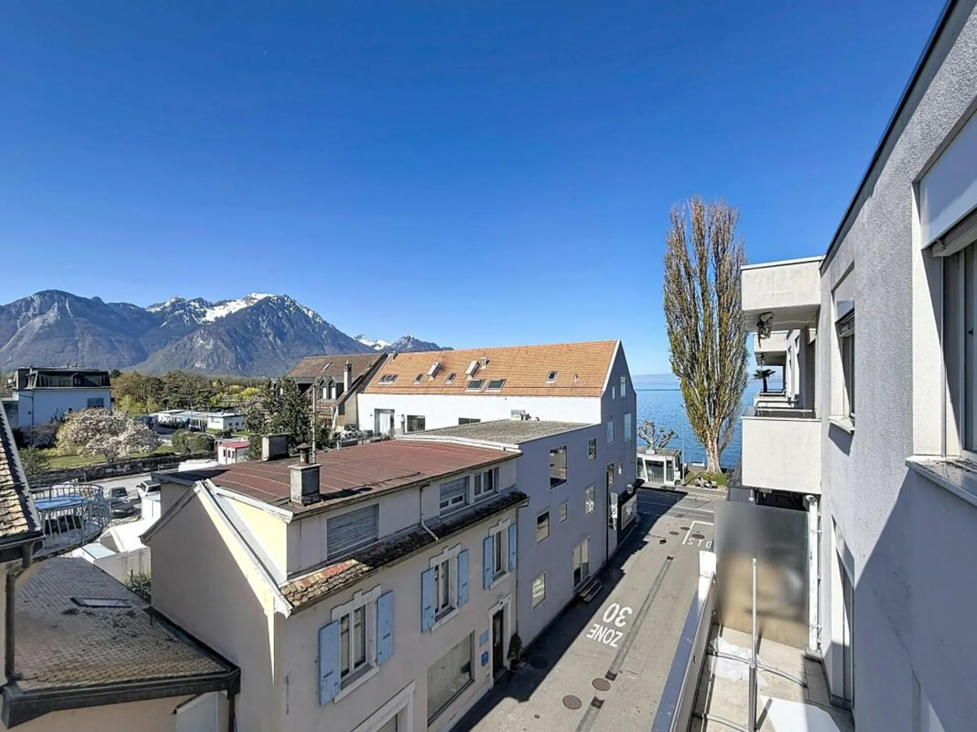 Bel et spacieux appartement de 3.5 pces avec magnifique vue sur les Dents-du-Midi et un bout du lac.