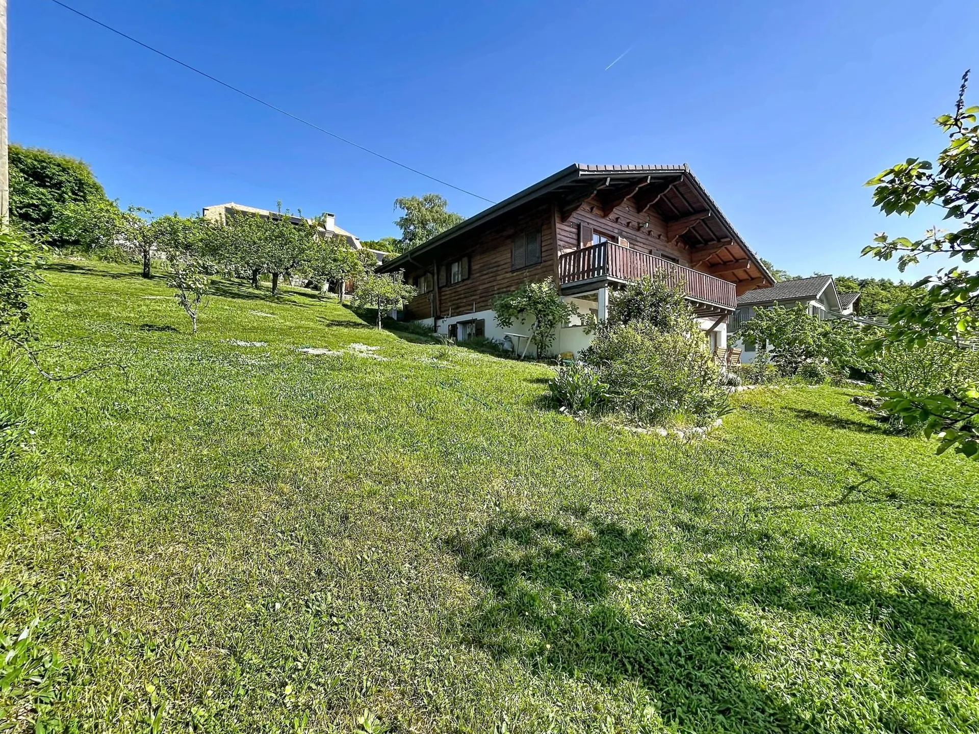 Parcelle avec chalet dans un écrin de verdure et vue lac