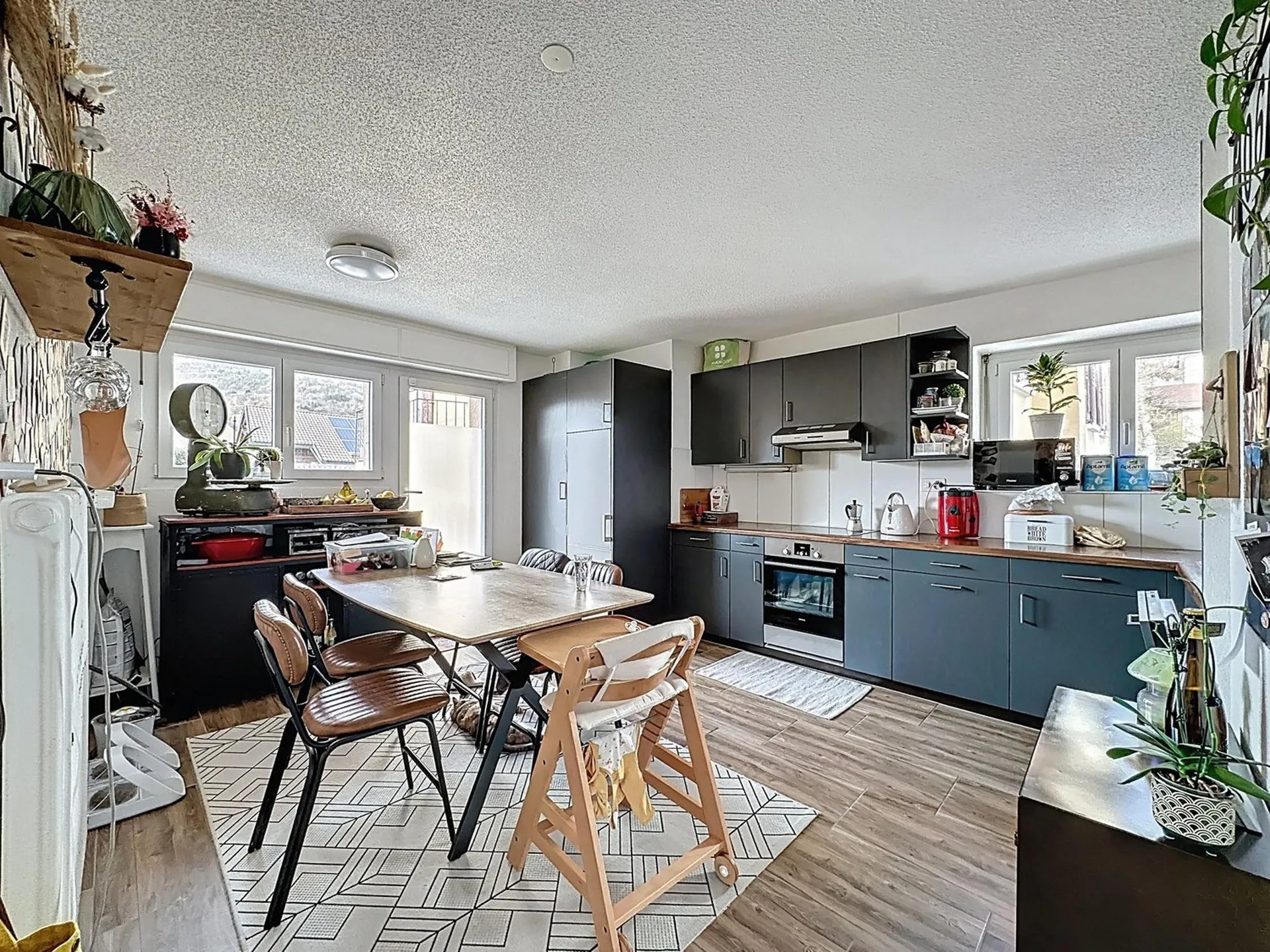 Maison avec deux appartements, carnotzet et garage – Miège