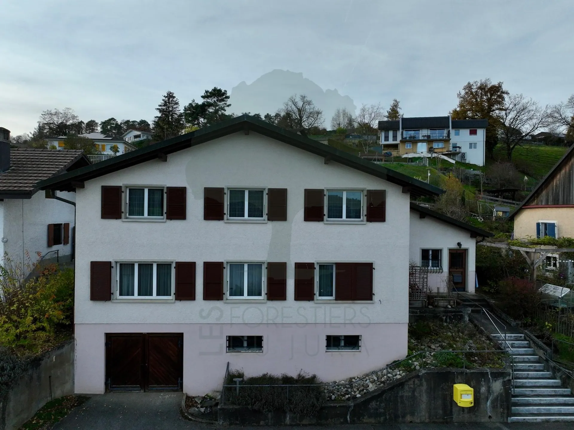 Charmante maison avec beau potentiel à Courtedoux