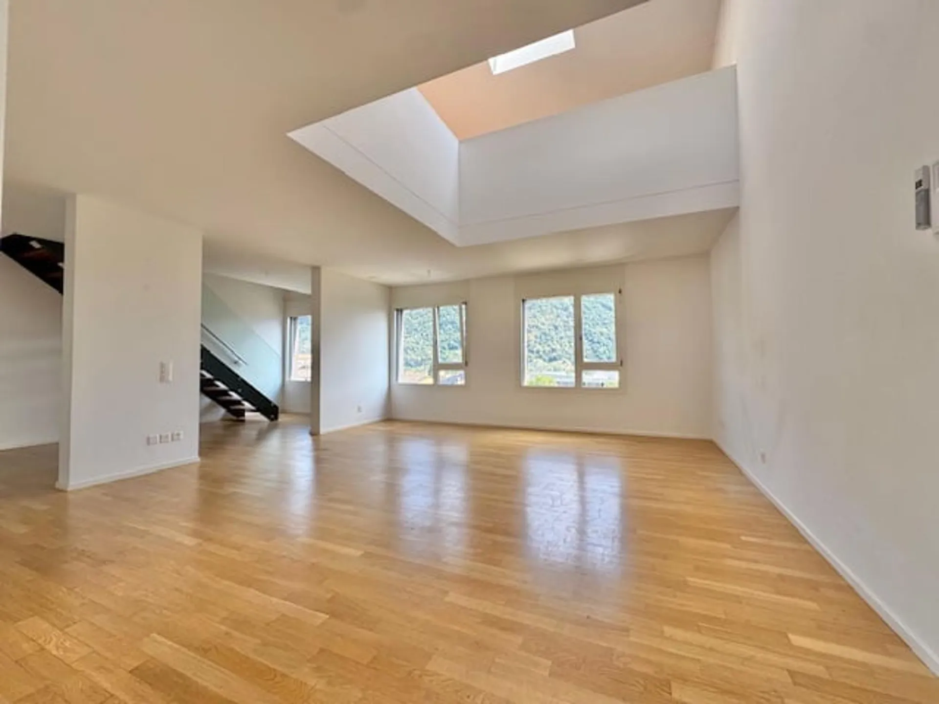 VENDESI IN CENTRO A LOSONE - MODERNO ATTICO DUPLEX DI 5.5 LOCALI