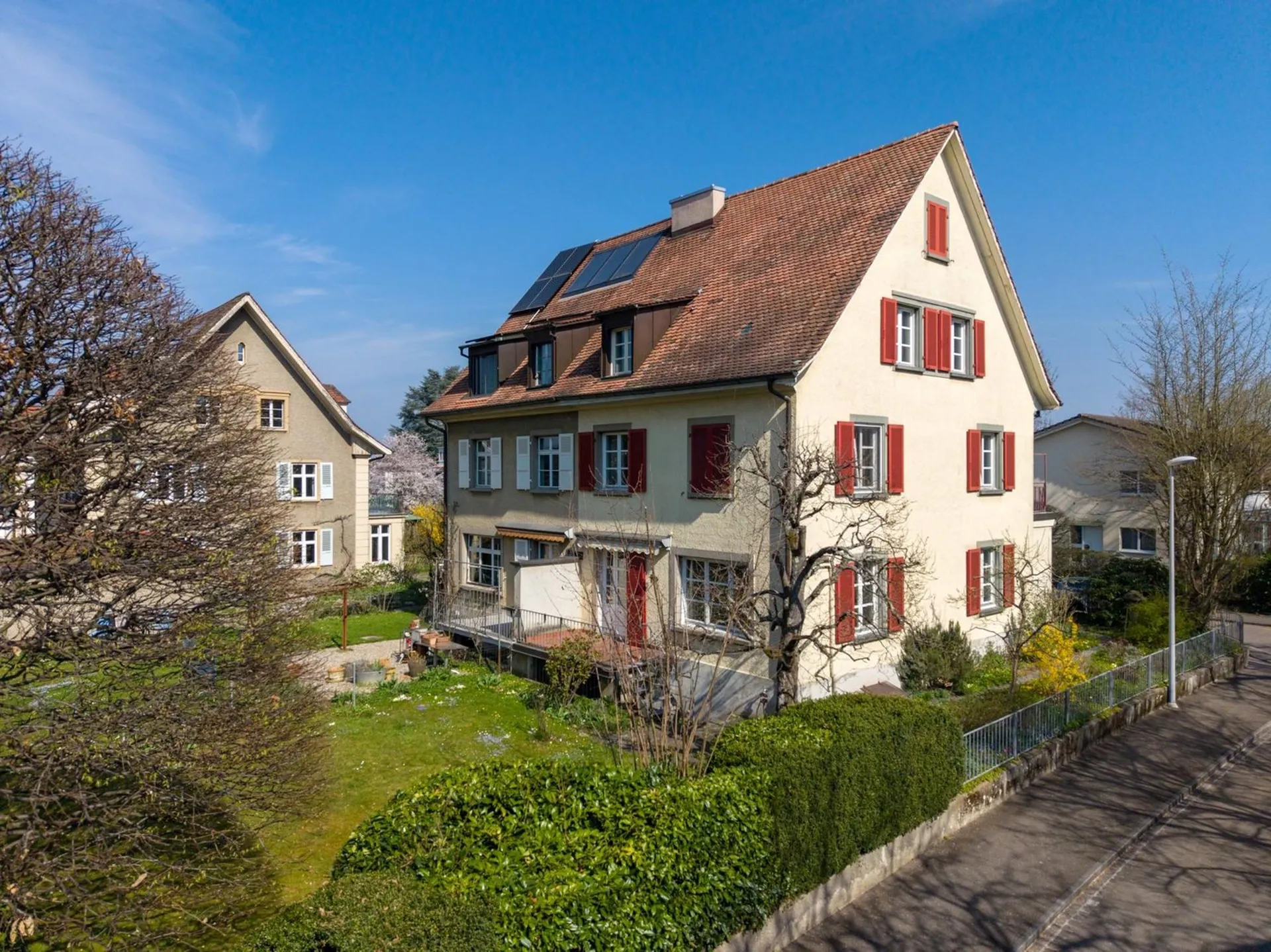 Charaktervolles Eck-Einfamilienhaus mit Garten auf dem Bruderholz