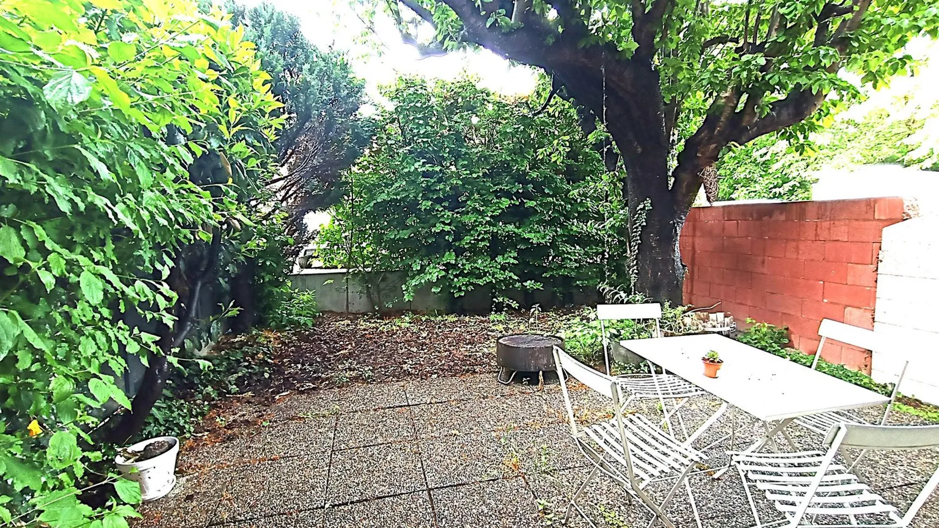 Jolie villa mitoyenne avec 2 terrasses est et ouest et jardin – Disponible immédiatement