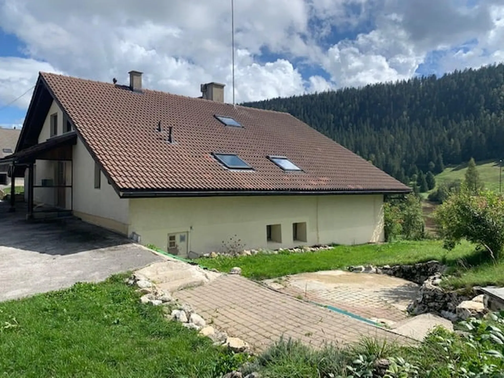 2126 Les Verrières/NE Magnifique ferme rénovée de 3 appartements