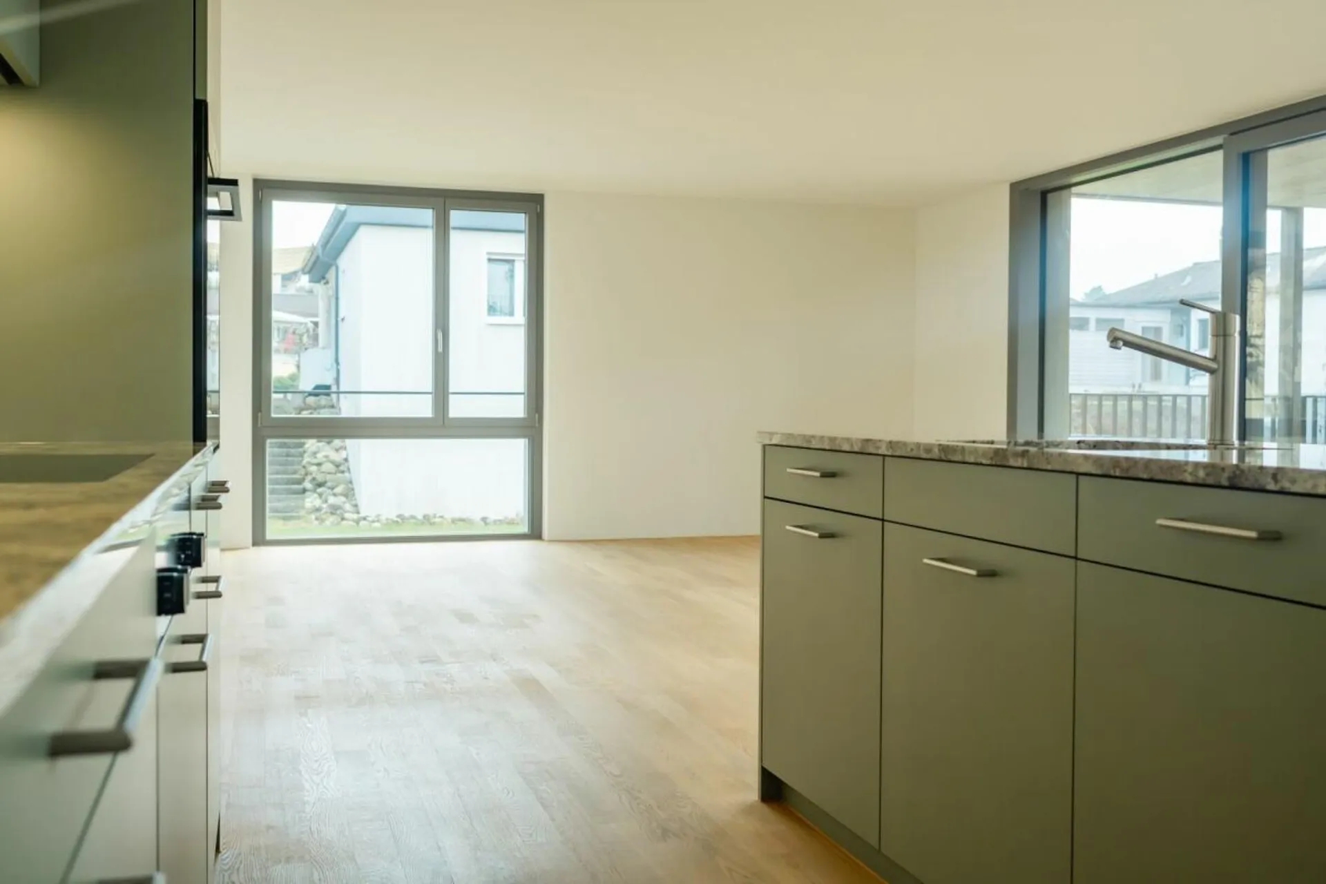 Neuwertige Wohnung mit grosser gedeckter Terrasse im Herzen von Seedorf