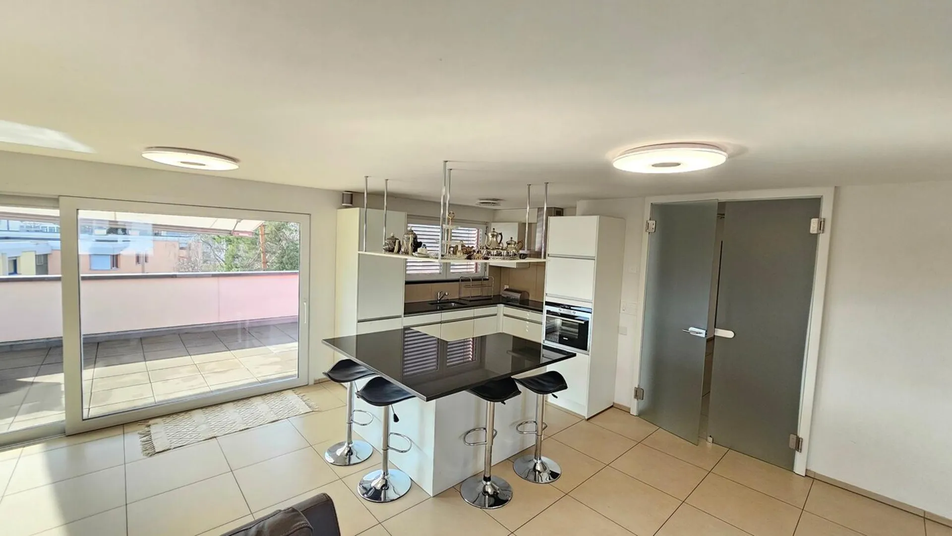 Vivre au sommet : attique de 140 m² avec terrasse de 128 m²