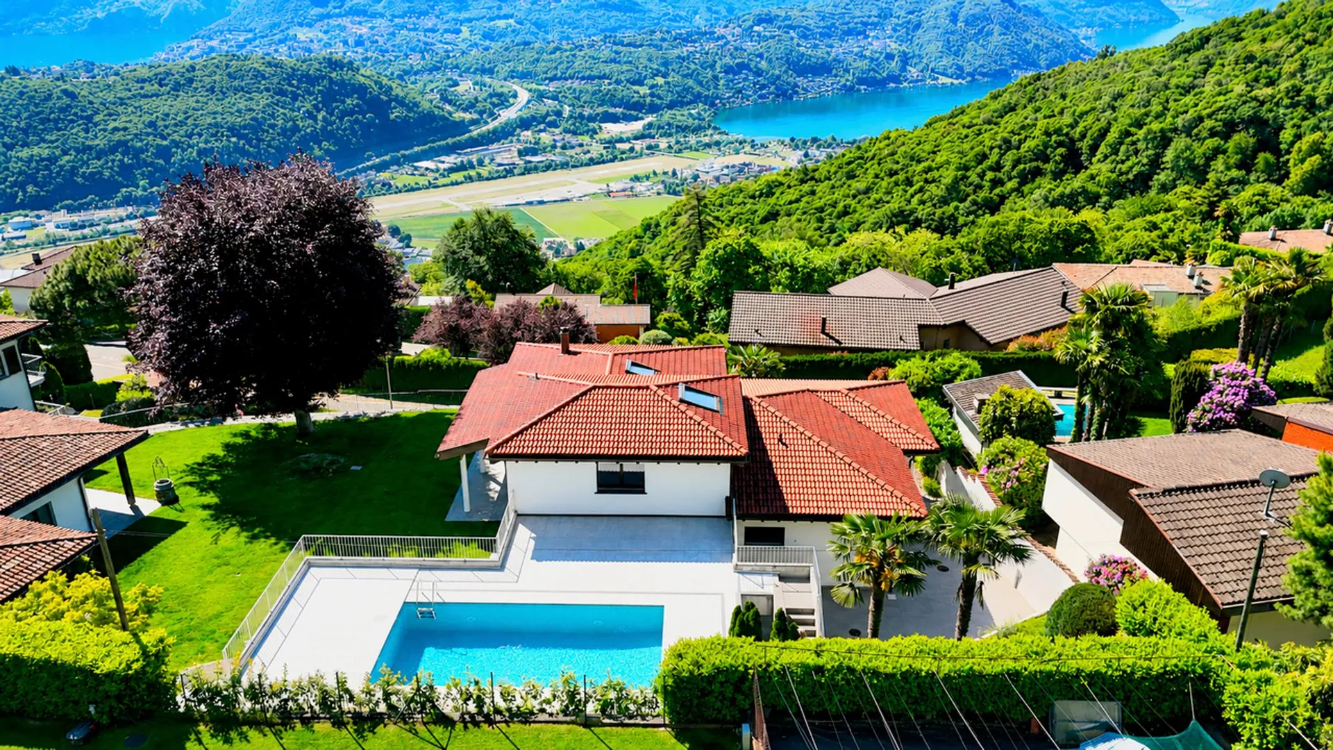 Splendida Villa Completamente Ristrutturata con Piscina e Vista Lago