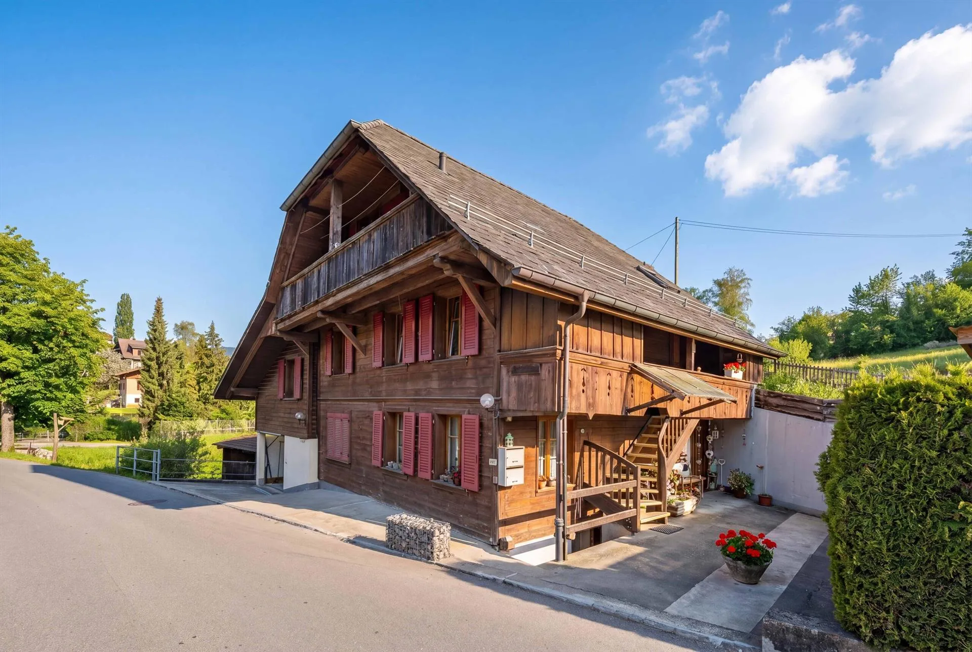 CHARMANT UND  PREISWERT & 8211; 8-ZIMMERHAUS  MIT EINLIEGERWOHNUNG