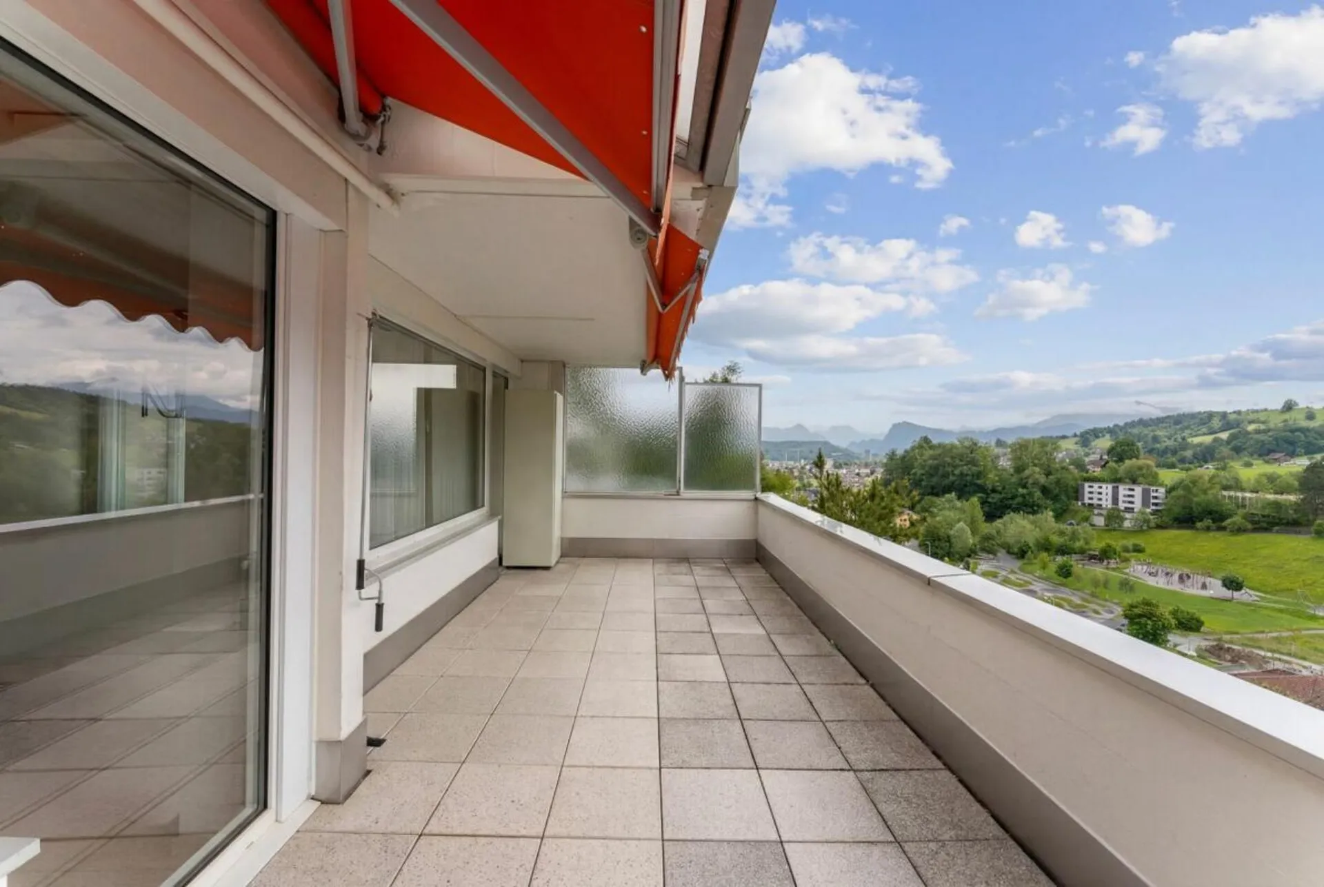 Frisch renovierte 3.5-Zimmer-Wohnung mit schöner Terrasse und traumhafter Aussicht in Kriens