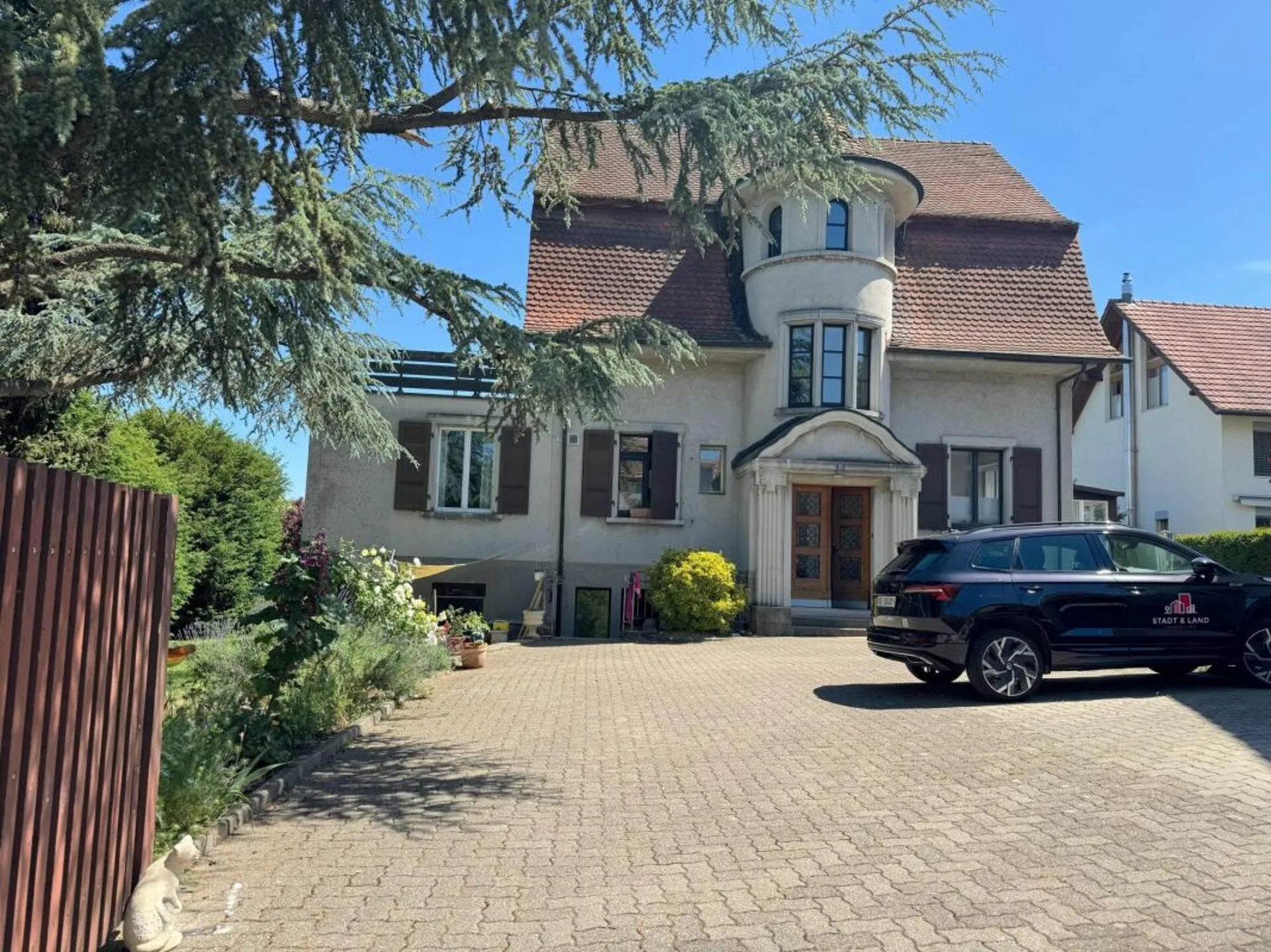 2 helle Arbeitsräume mit Wintergarten in einer Herrschaftsvilla