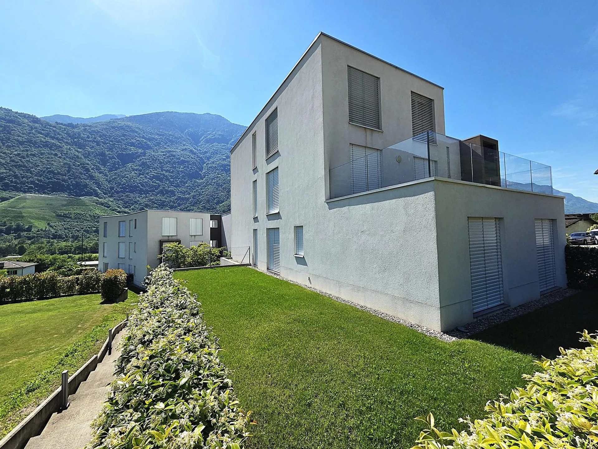Moderno appartamento di 4.5 locali con giardino a Claro – Nuova costruzione con vista