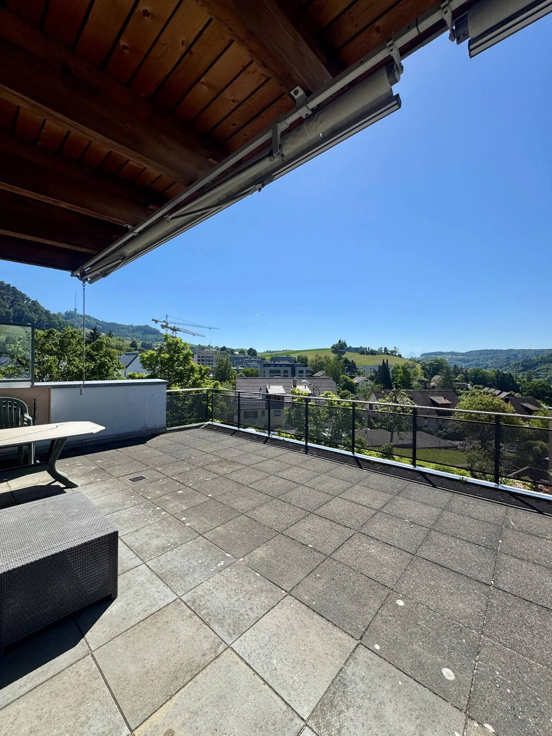 Schöne 3.5-Zimmer-Attikawohnung mit grosser Terrasse in Bolligen