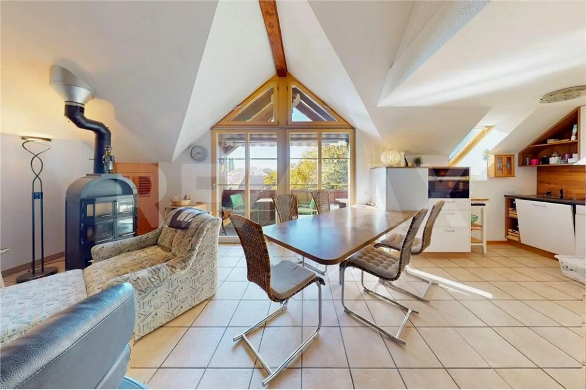 Familienloft mit Galerie: Charmante Maisonette für moderne Familien